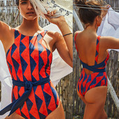 Costum de baie modern cu spatele gol și cravate în trei culori