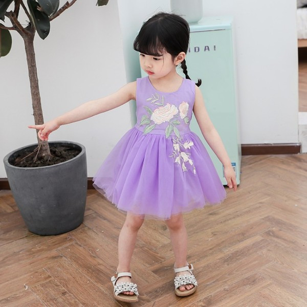 Modern gyerekruha három színben hímzéssel