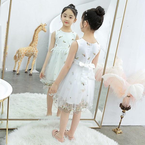 Stílusos gyerekruha két színben O-nyakkal és hímzéssel