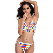 Kétrészes női fürdőruha irizáló színekben és bojtokban