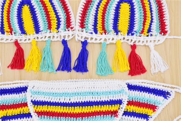 Kétrészes női fürdőruha irizáló színekben és bojtokban