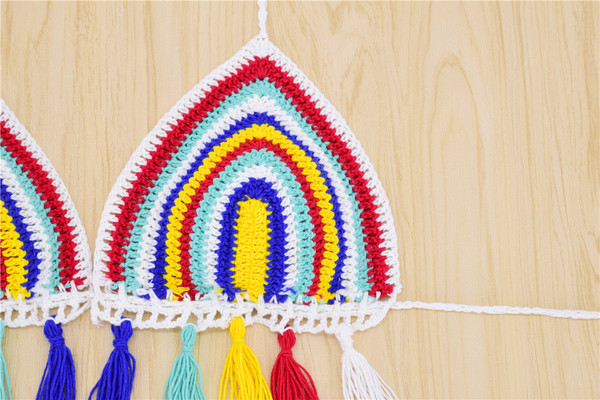 Kétrészes női fürdőruha irizáló színekben és bojtokban