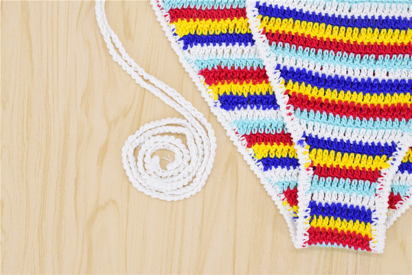 Kétrészes női fürdőruha irizáló színekben és bojtokban