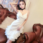 Modern női ruha V-nyakkal, fehér színben