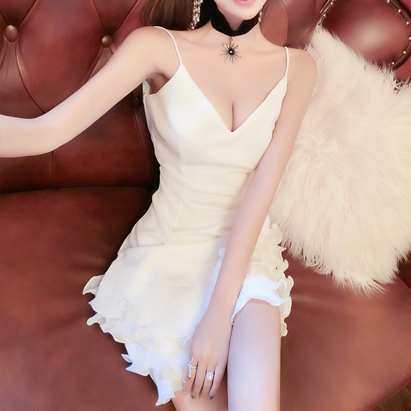 Modern női ruha V-nyakkal, fehér színben