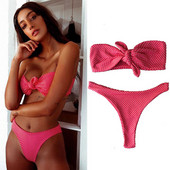 Modern kétrészes fürdőruha piros pöttyökkel