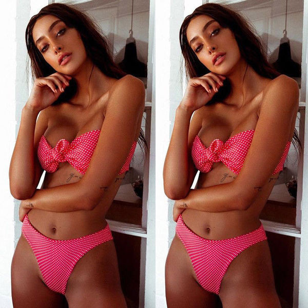 Modern kétrészes fürdőruha piros pöttyökkel