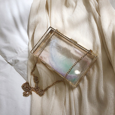 Geanta de dama moderna transparenta in forma dreptunghiulara cu un lant lung metalic