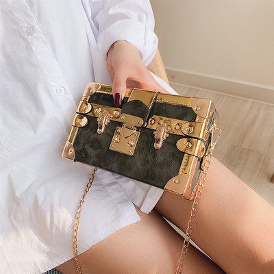 Stílusos női táska öt színben fém díszítéssel és hosszú fémlánccal