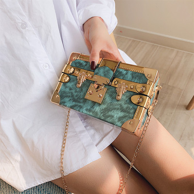 Stílusos női táska öt színben fém díszítéssel és hosszú fémlánccal