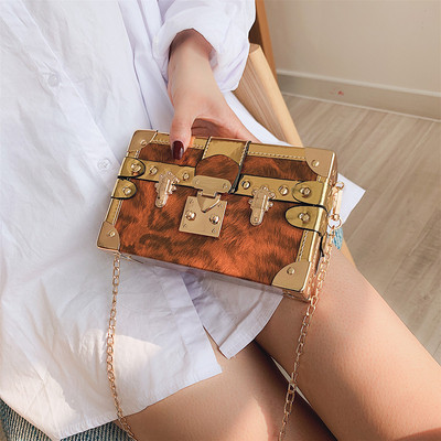 Stílusos női táska öt színben fém díszítéssel és hosszú fémlánccal