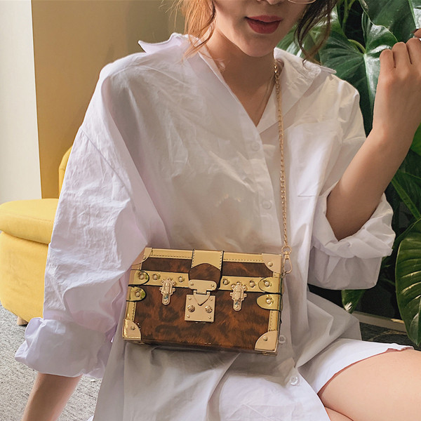 Stílusos női táska öt színben fém díszítéssel és hosszú fémlánccal