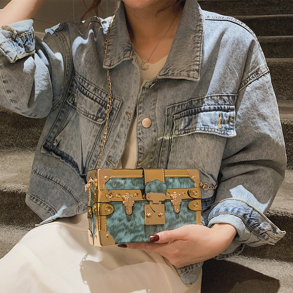 Stílusos női táska öt színben fém díszítéssel és hosszú fémlánccal