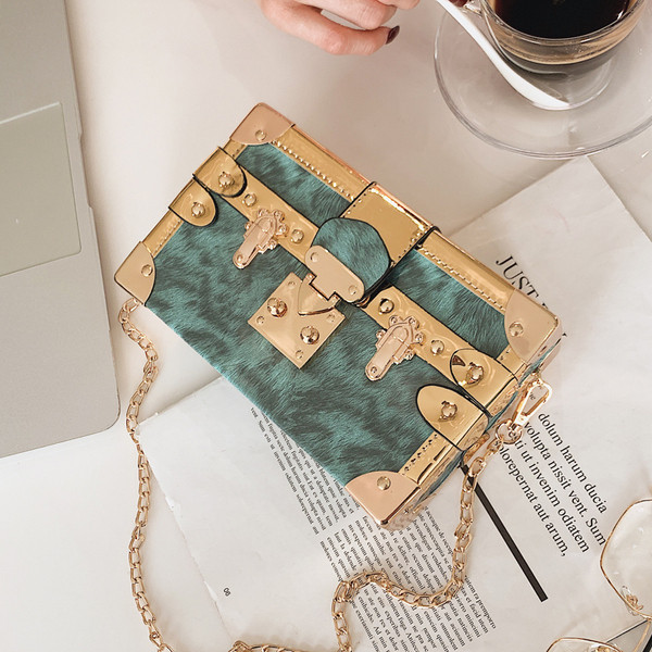 Stílusos női táska öt színben fém díszítéssel és hosszú fémlánccal