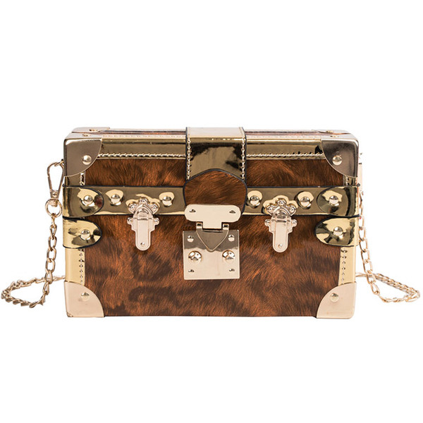 Stílusos női táska öt színben fém díszítéssel és hosszú fémlánccal