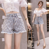 Modern rövid női farmer szakadt motívumokkal, magas derékkal