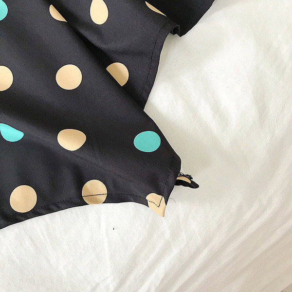 Alkalmi női ruha fekete színben pöttyökkel, vastag pántokkal