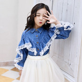 Stílusos gyereking lányoknak gombokkal és csipkével