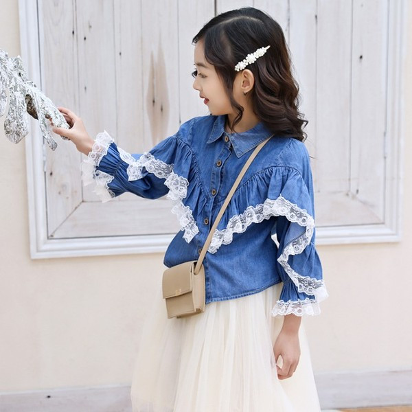 Stílusos gyereking lányoknak gombokkal és csipkével