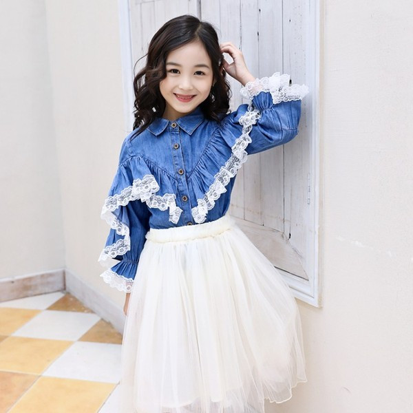 Stílusos gyereking lányoknak gombokkal és csipkével