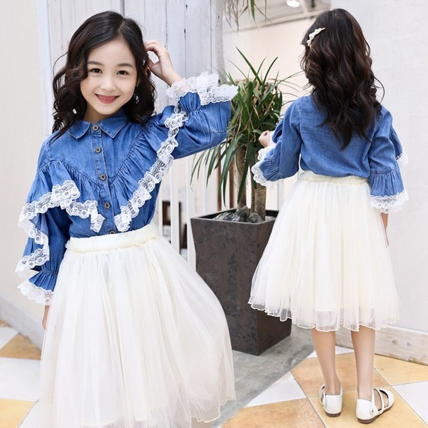 Stílusos gyereking lányoknak gombokkal és csipkével