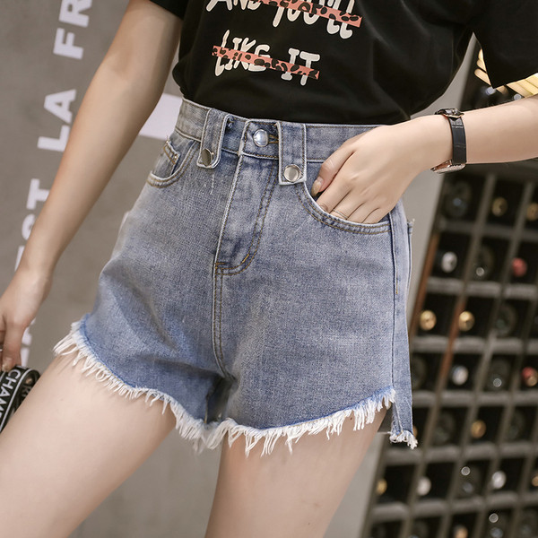 Modern női farmer rövidnadrág szakadt motívumokkal