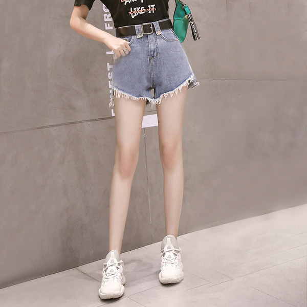 Modern női farmer rövidnadrág szakadt motívumokkal