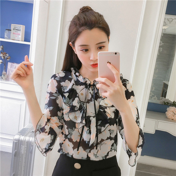 Bluză de damă modernă cu motive florale în alb și negru