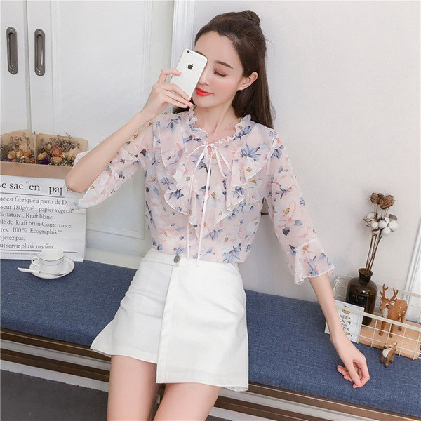 Bluză de damă modernă cu motive florale în alb și negru