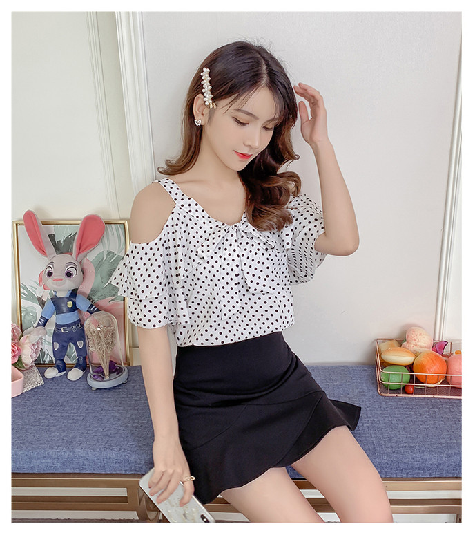 Aktuális női pöttyös blúz csupasz vállal, három színben