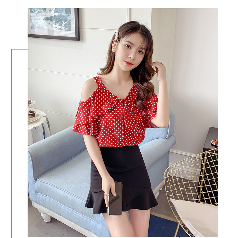 Aktuális női pöttyös blúz csupasz vállal, három színben