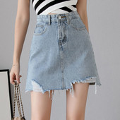 Aktuális női farmerszoknya világoskék színben, szakadt motívumokkal