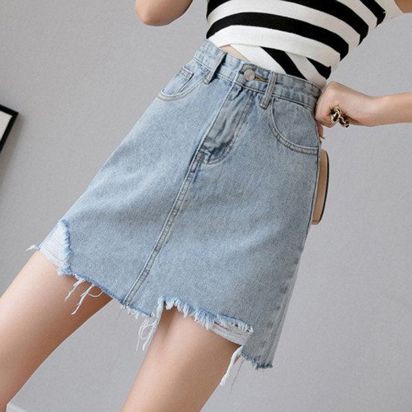 Aktuális női farmerszoknya világoskék színben, szakadt motívumokkal