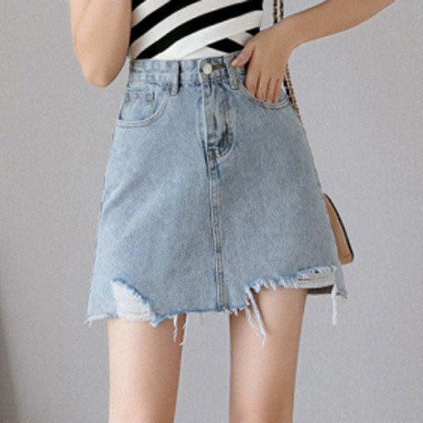 Aktuális női farmerszoknya világoskék színben, szakadt motívumokkal