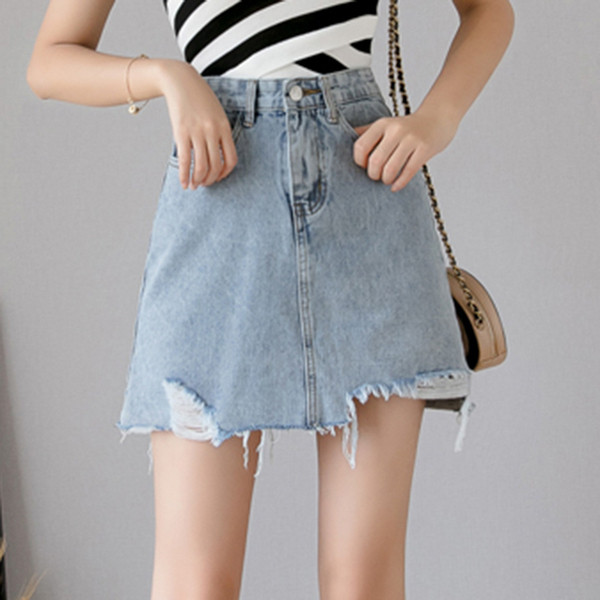 Aktuális női farmerszoknya világoskék színben, szakadt motívumokkal