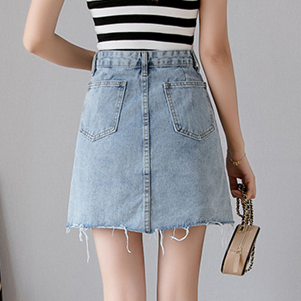 Aktuális női farmerszoknya világoskék színben, szakadt motívumokkal