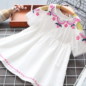 Fehér színű, hímzéssel ellátott gyerekruha lányoknak