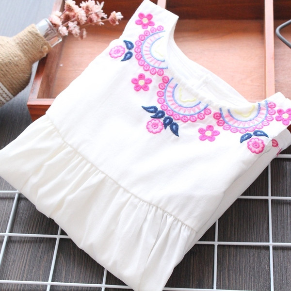 Fehér színű, hímzéssel ellátott gyerekruha lányoknak