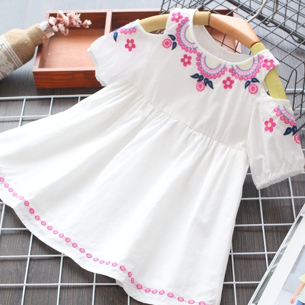 Fehér színű, hímzéssel ellátott gyerekruha lányoknak