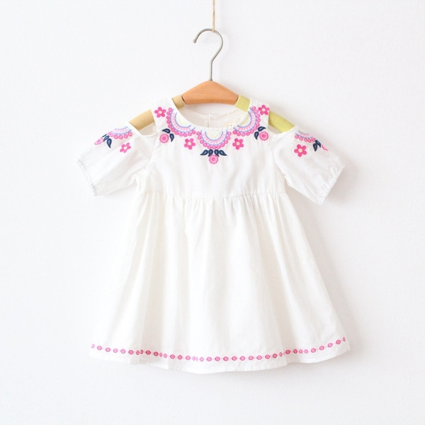 Fehér színű, hímzéssel ellátott gyerekruha lányoknak