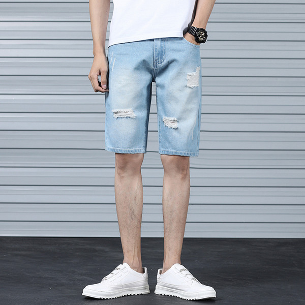 Férfi rövid farmer, világos színben, szakadt motívumokkal