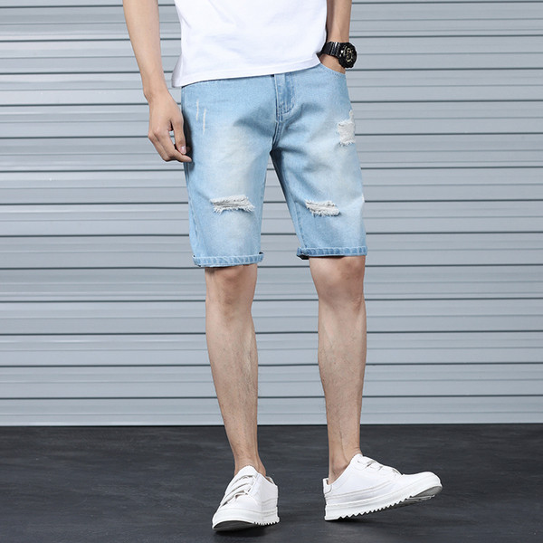 Férfi rövid farmer, világos színben, szakadt motívumokkal