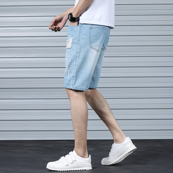 Férfi rövid farmer, világos színben, szakadt motívumokkal