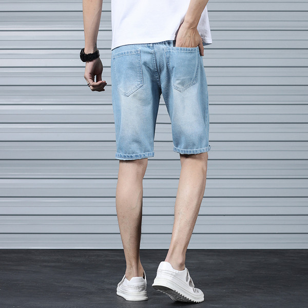 Férfi rövid farmer, világos színben, szakadt motívumokkal