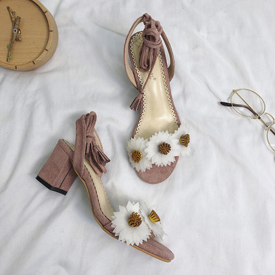 Μοντέρνα γυναικεία σανδάλια με στοιχεία 3D και παχύ τακούνι  σε διάφορα χρώματα