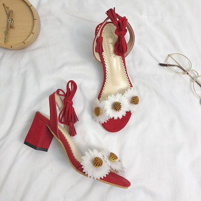 Μοντέρνα γυναικεία σανδάλια με στοιχεία 3D και παχύ τακούνι  σε διάφορα χρώματα