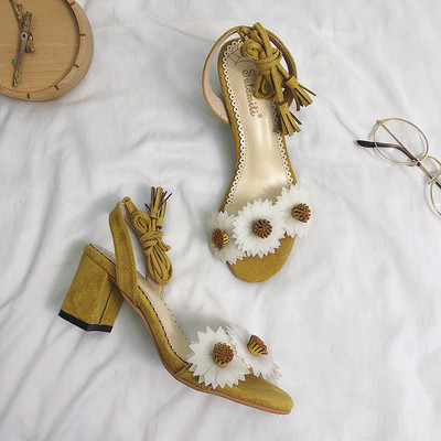 Μοντέρνα γυναικεία σανδάλια με στοιχεία 3D και παχύ τακούνι  σε διάφορα χρώματα