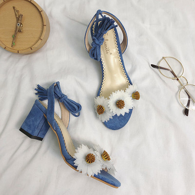 Μοντέρνα γυναικεία σανδάλια με στοιχεία 3D και παχύ τακούνι  σε διάφορα χρώματα