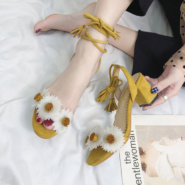 Μοντέρνα γυναικεία σανδάλια με στοιχεία 3D και παχύ τακούνι  σε διάφορα χρώματα