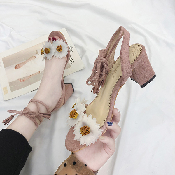 Μοντέρνα γυναικεία σανδάλια με στοιχεία 3D και παχύ τακούνι  σε διάφορα χρώματα